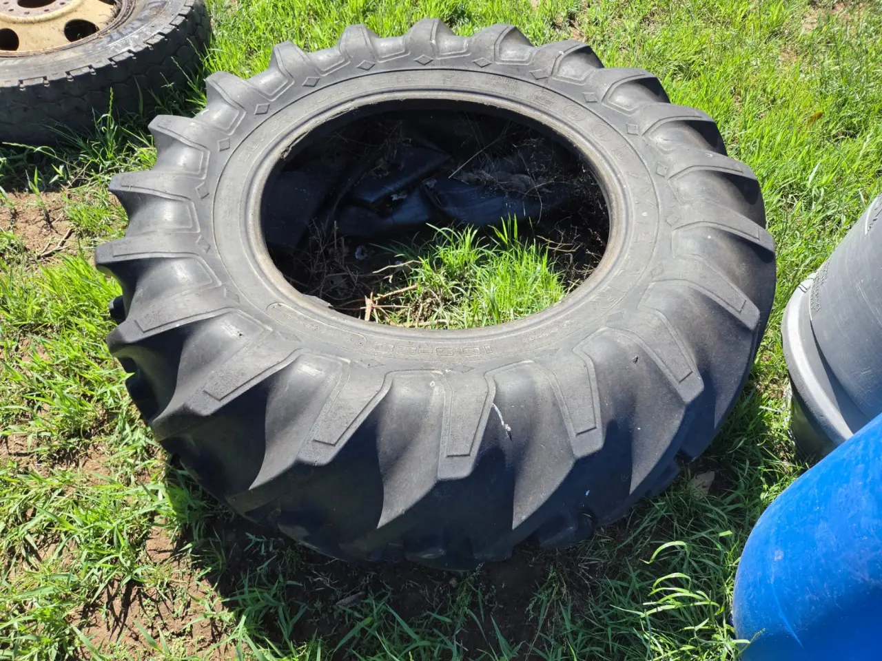 Used - 16.9-28 Tractor Tyre - photo 2