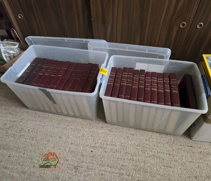2 Tubs of Britanica "Book of the Year" 1964-1986 inclusive - photo 1