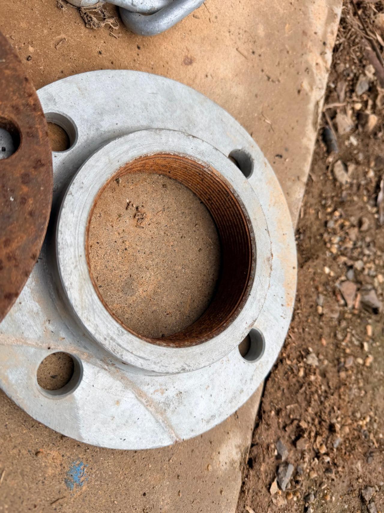 Assorted scrap steel and flanges - photo 3