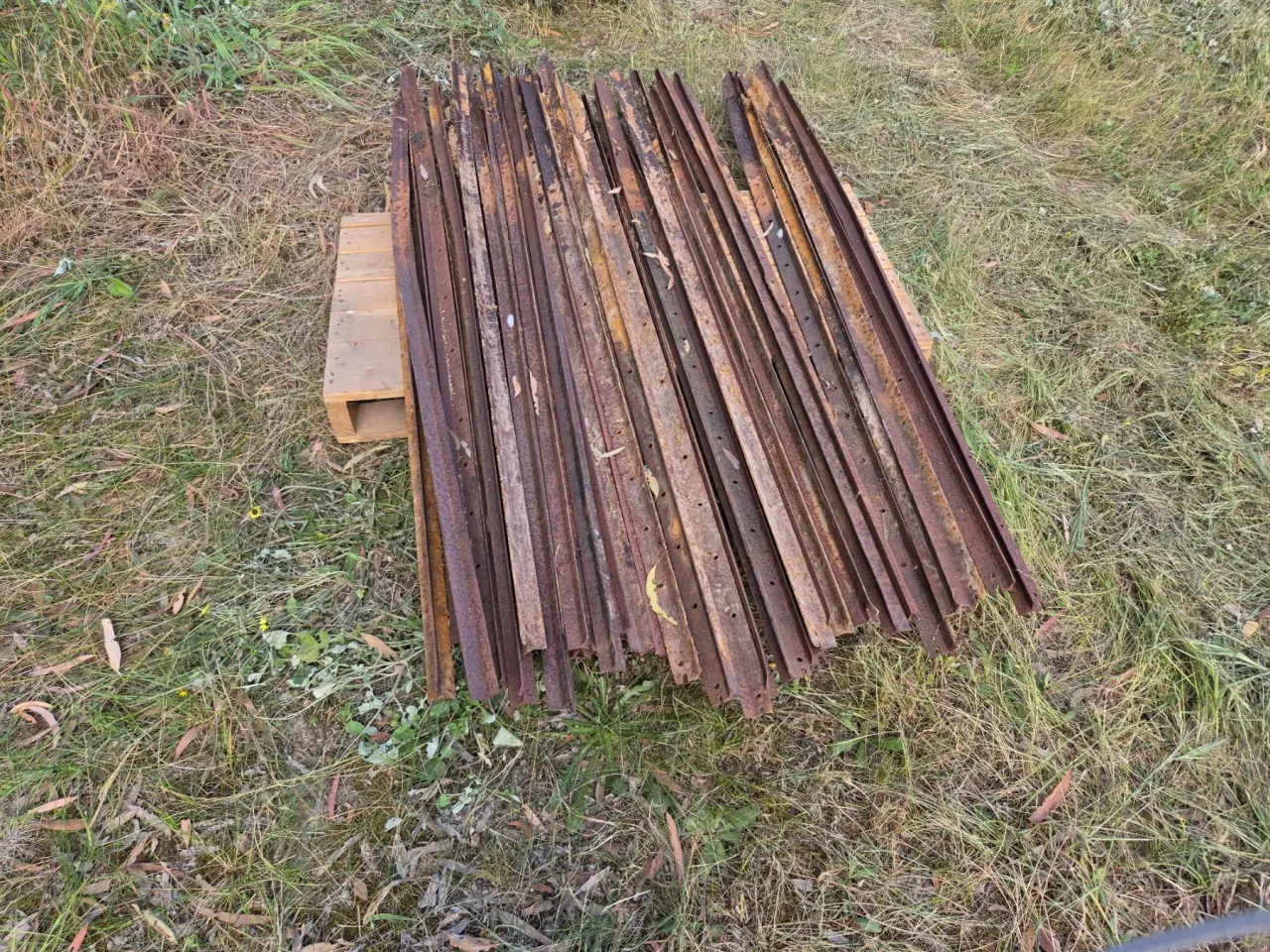 Used - 40x 1650mm Steel Posts - photo 3