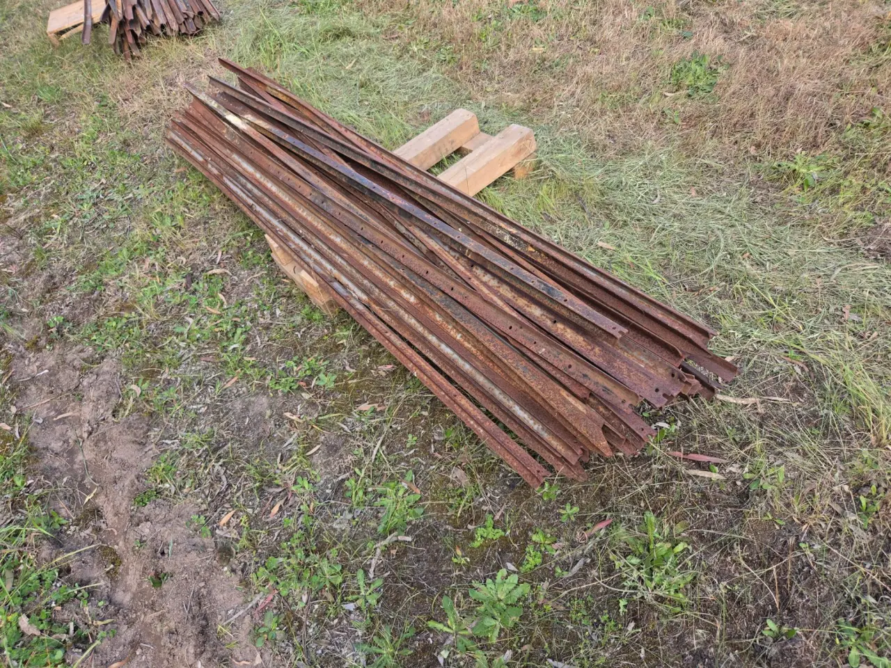 Used - 46x 8ft Steel Posts - photo 3