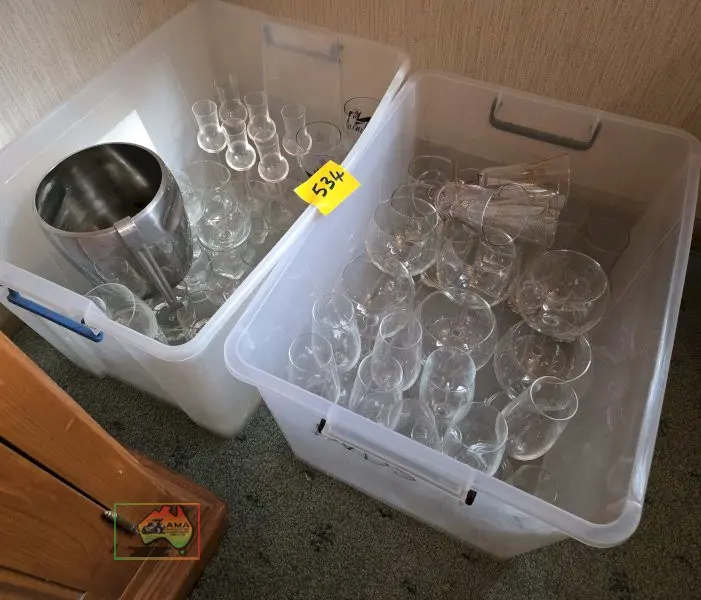 2x Tubs of Assorted Glassware - photo 1
