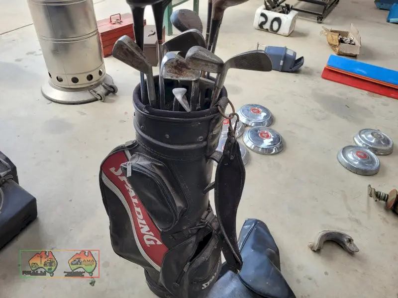 Spaulding Golf Bag with Set of Clubs (Kyabram Vic.) - photo 2