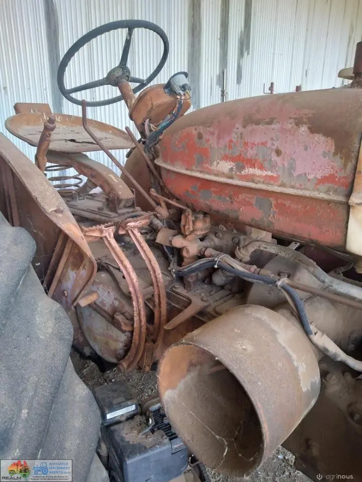 A 554 International Tractor & Pump - photo 5