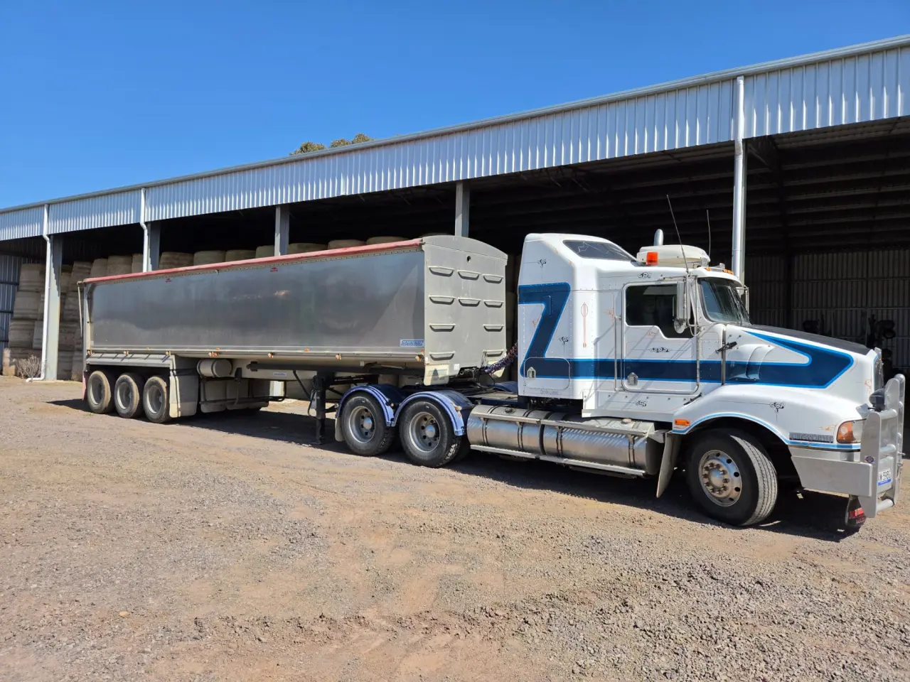2005 Kenworth T404 with 2001 Sloanebuilt Tri-axle Grain Tipper - photo 1