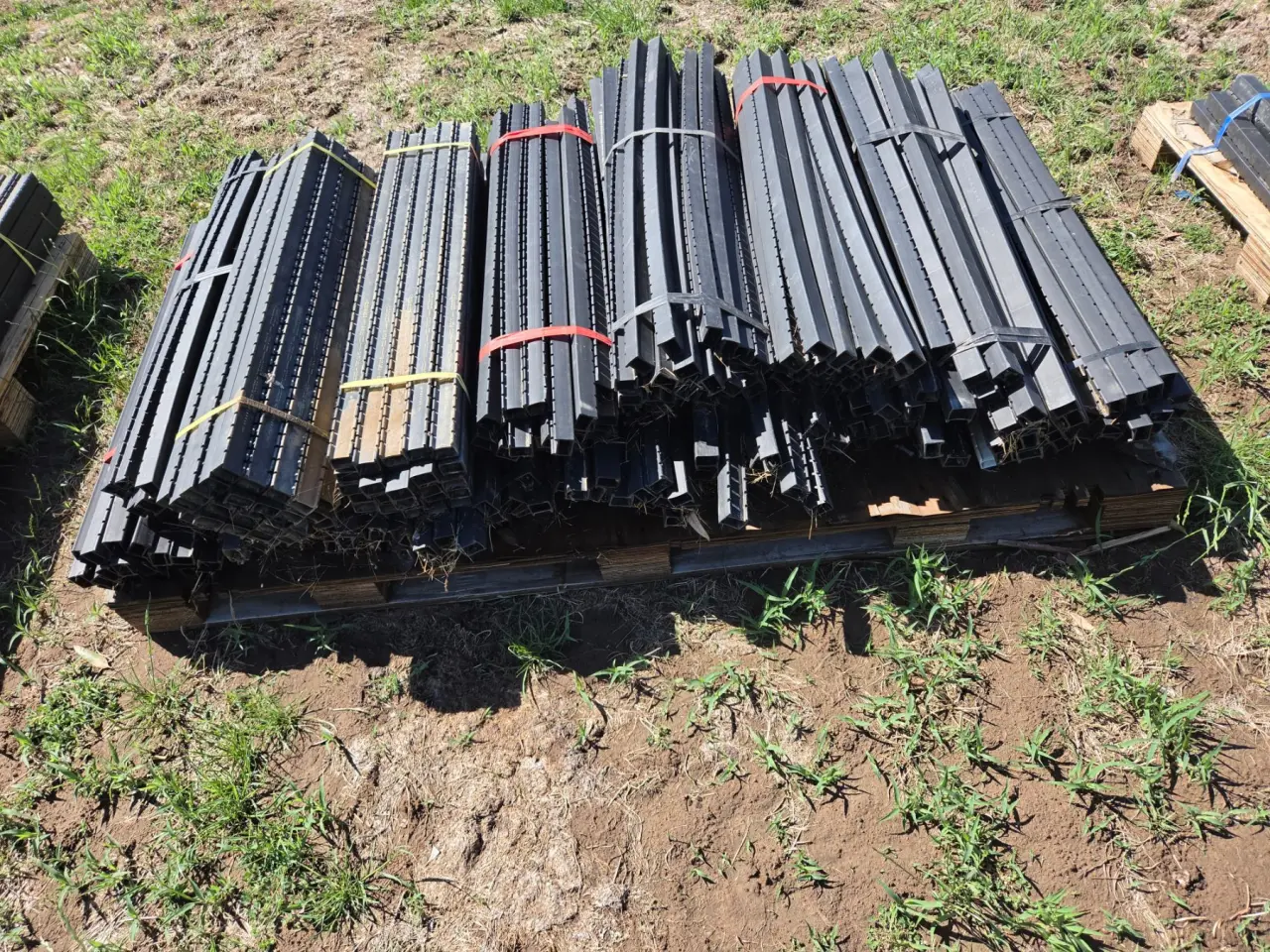 Used - Pallet (B) of Electric Fence Poly Droppers - photo 2