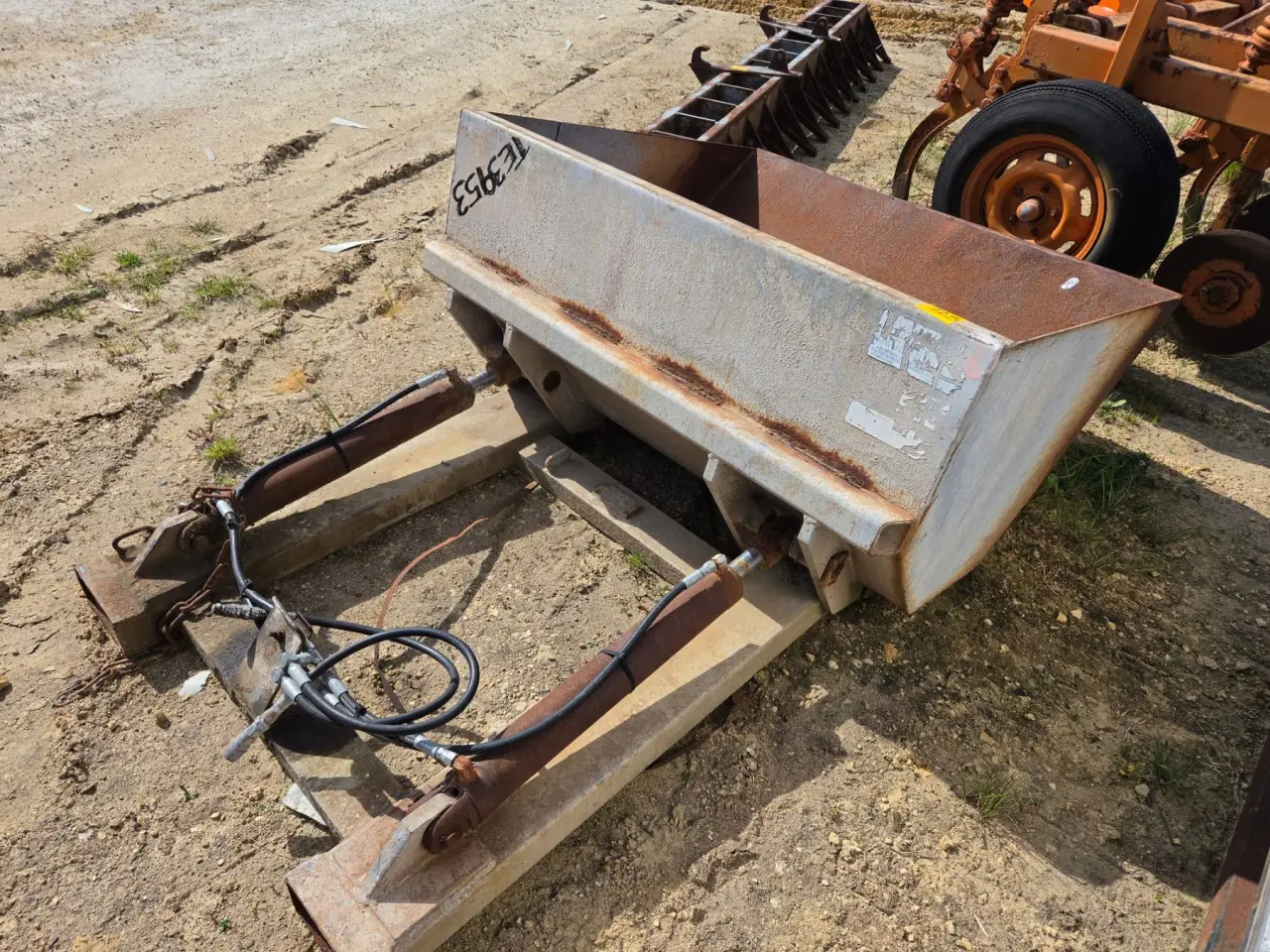 Hyd. Tipping Forklift Bucket - photo 1