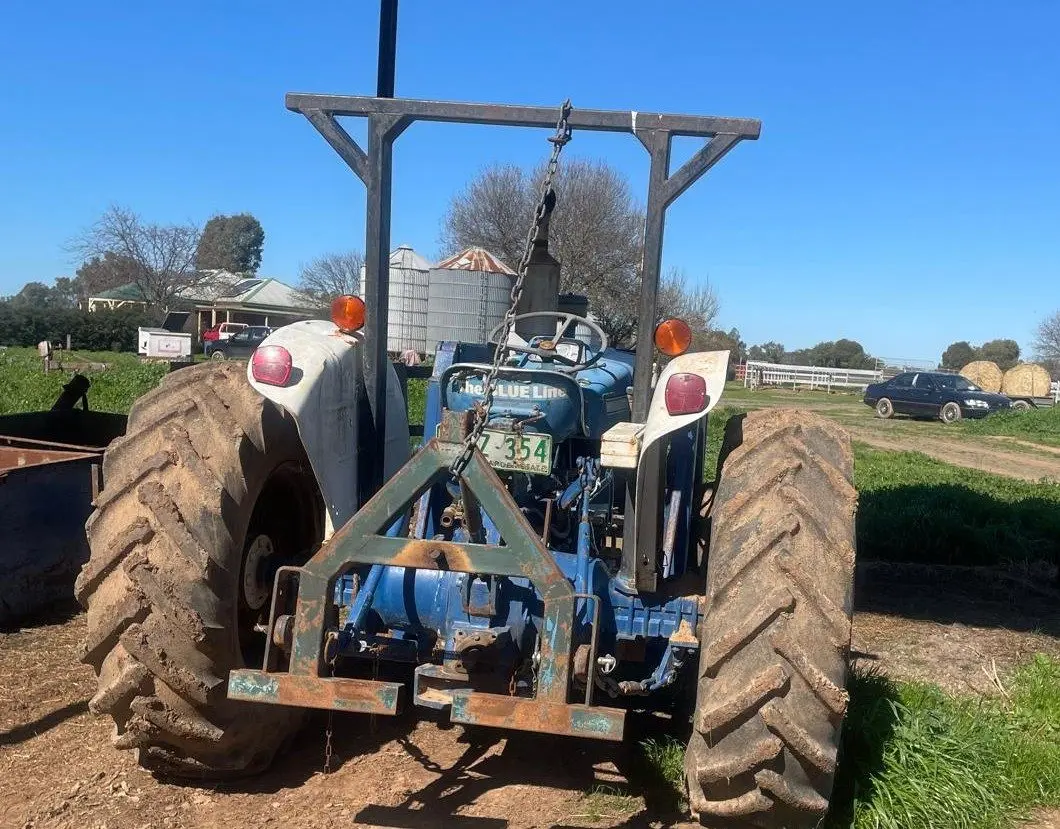 Ford 4000 2WD Tractor with FEL - photo 3