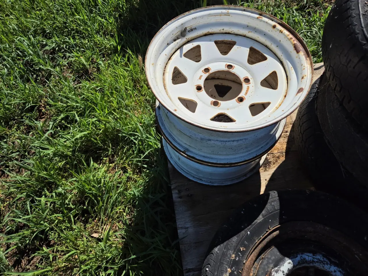 Used - 2x 15" Toyota 6 Stud Trailer Rims - photo 3