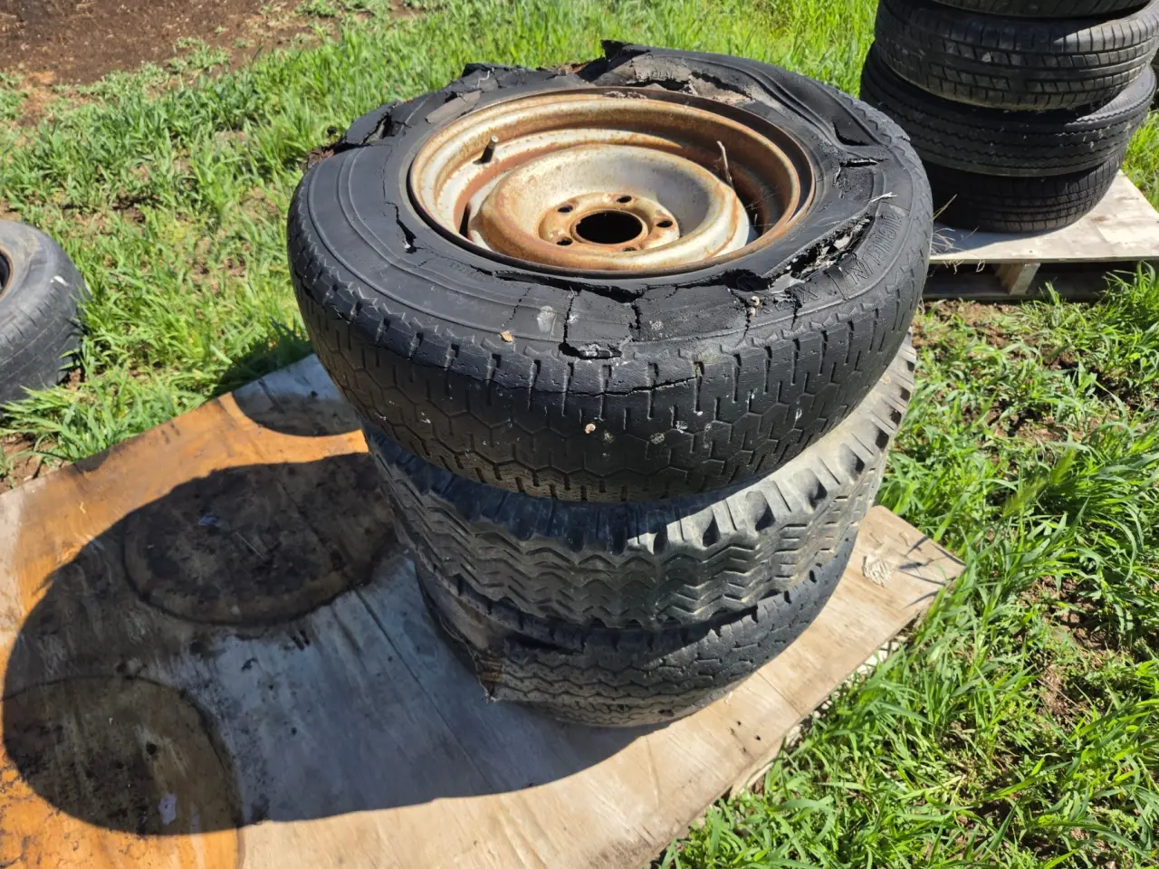 Used - 4x 14" Holden Trailer Rims - photo 5
