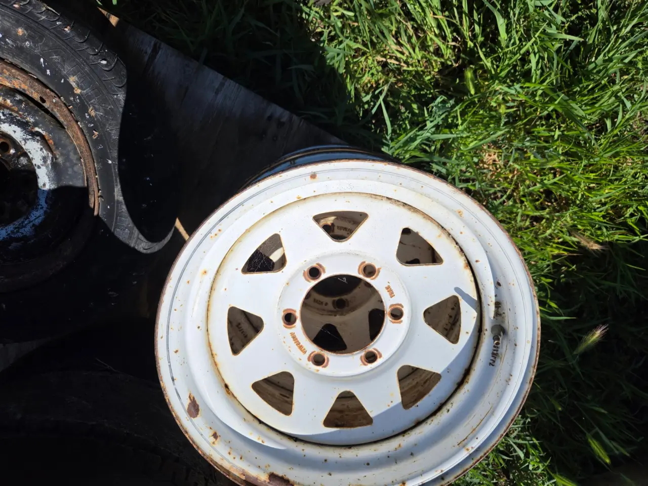 Used - 2x 15" Toyota 6 Stud Trailer Rims - photo 2