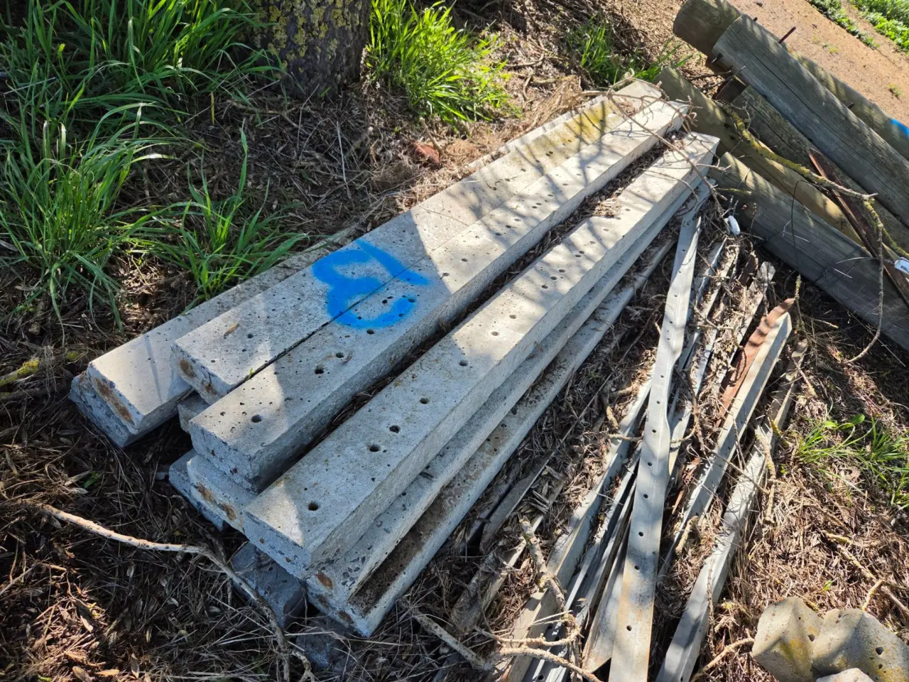 13x New Concrete Fence Posts - photo 2