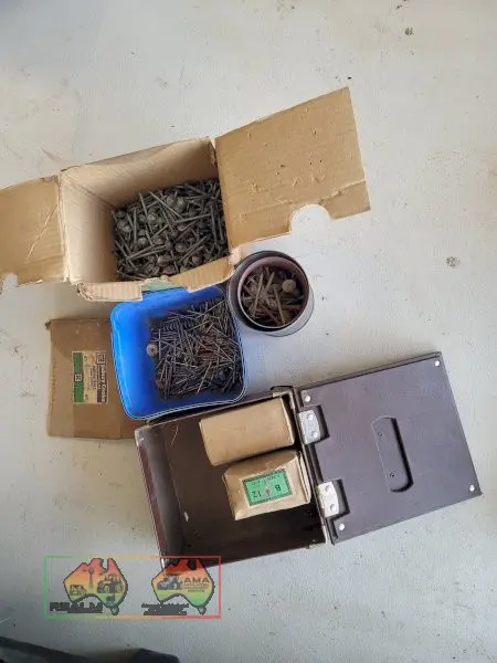 2x Boxes of Eyelet Screws, Nails & Roofing Nails - photo 1