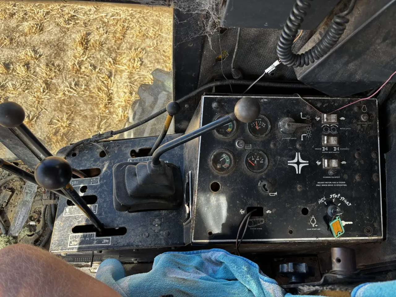 Used - New Holland TR-85 Auto Header - photo 9