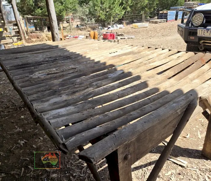 Rustic Timber Frame Wool Table - photo 4