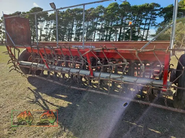 24 ROW INTERNATIONAL 6-2 SEEDER - photo 1