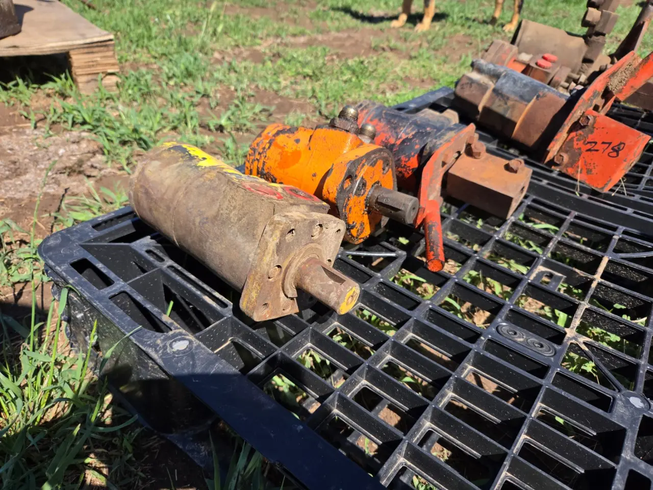 Used - 3x Hydraulic Drive Motors - photo 4