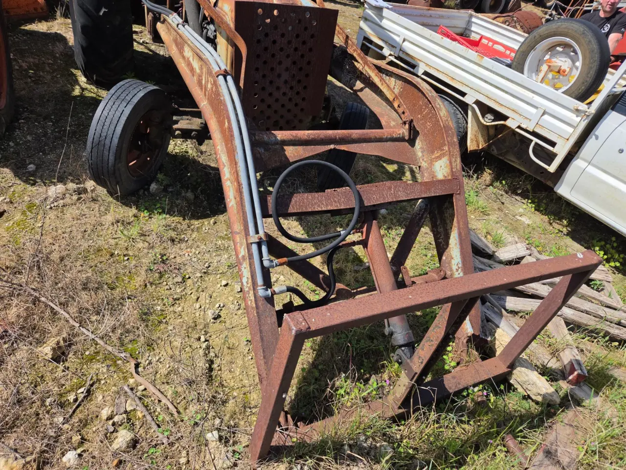 Fordson Major Tractor with FEL - photo 4